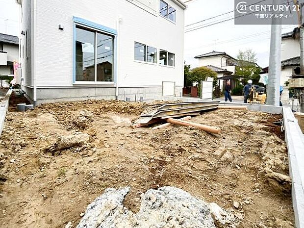 現在建築中。完成後は明るく開放的なリビングや最新設備のキッチンなど快適な空間が広がります。未完成だからこそ“新しい暮らし”への期待が高まる住まい。今しか見られない建築中の様子も必見です。