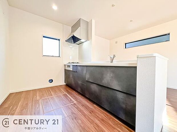 ゆとりある調理スペースで作業がしやすい快適なキッチンです！お子様と一緒にお菓子造りも楽しめる広々スペースです。楽しい調理時間になりそうですね！