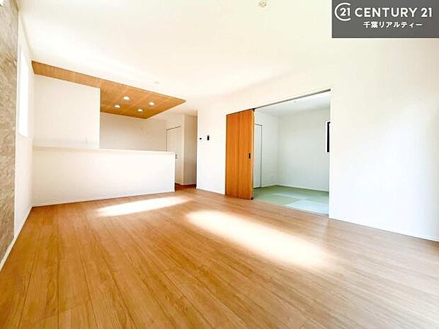 開放感のある広々LDK！ソファーやダイニングテーブルを置いても窮屈にならないので快適に過ごせます！コミュニケーションが取りやすいリビングです！