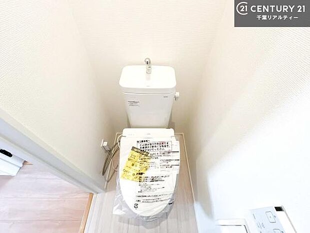 1・2階にトイレがございます！朝の忙しい時間帯も待たずにすみそうですね。白を基調とした清潔感のあるトイレでお手入れがしやすいです！