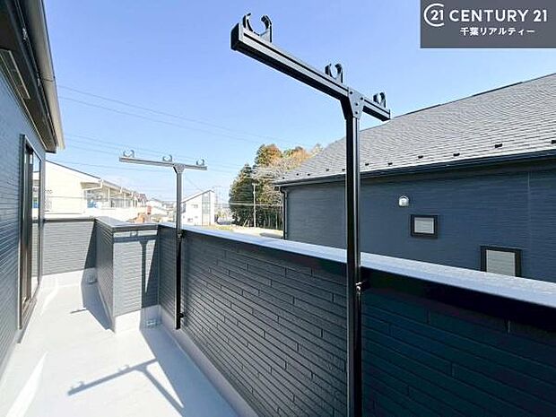 陽当たりの良いバルコニーで、お洗濯物もよく乾きそうですね！お天気の良い日にはバルコニーへ出てリフレッシュするのも気持ちよさそうです。