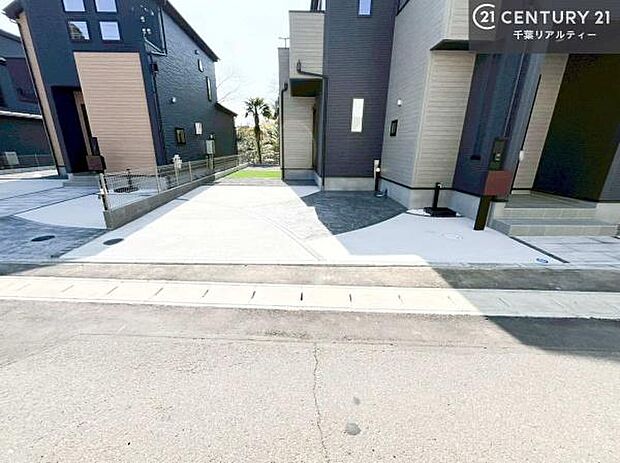 駐車スペースは2台分あります！セカンドカーはもちろん、バイクや自転車なども置き場所に困りません。