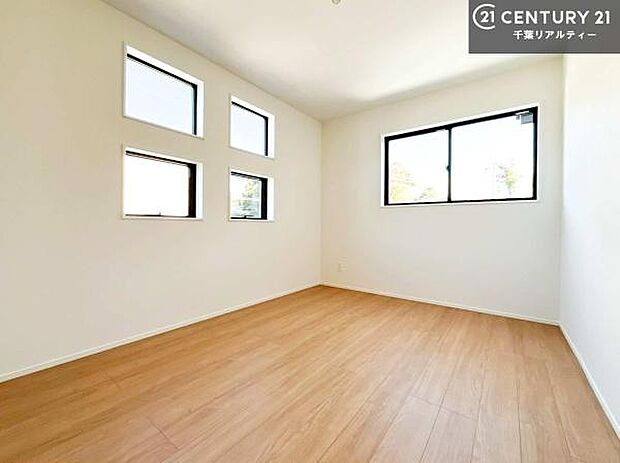 2面採光を確保した明るい室内は、風通しも良く、明るく大変居心地の良い空間となっております。リラックスして過ごせる心地の良いお部屋です！