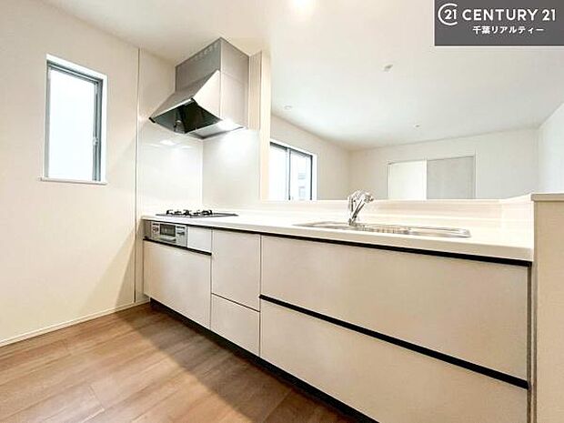 大人気の対面式システムキッチンを採用しています！ご家族のコミュニケーションが自然と増える設計です。お子様にも目が届くので嬉しいですね！広々使えて快適で作業が進みます。