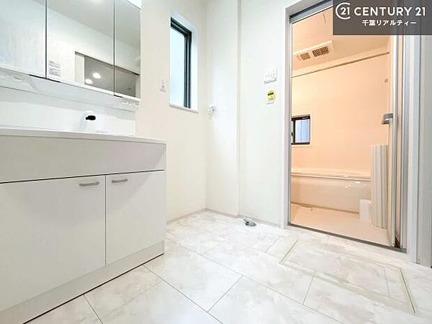 小窓付きの明るい洗面室です！湿気もすぐに入れ替えができて清潔に保つことができます！自然光が差し込むのでお化粧の仕上がりも良くなりますね！