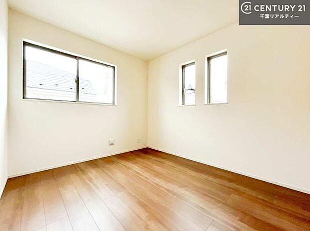 優しい光が差し込む洋室は、朝の目覚めも気持ちが良さそうですね。おうち時間もゆったりと過ごすことができます。