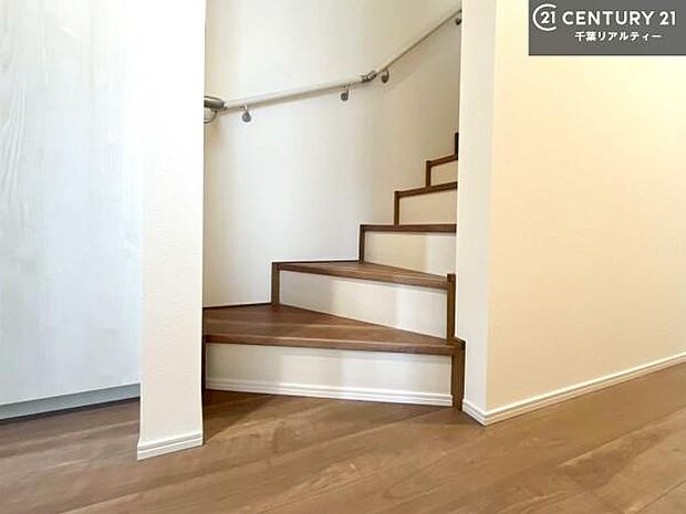 階段は明るく手摺りもついています！お子様やご年配の方も安心してご利用頂けますね！