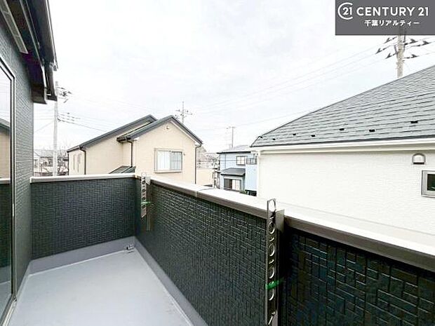 晴れた日には青い空を見渡せる開放的な時間を楽しめます。気持ちの良い風が通り抜ける街並みです！