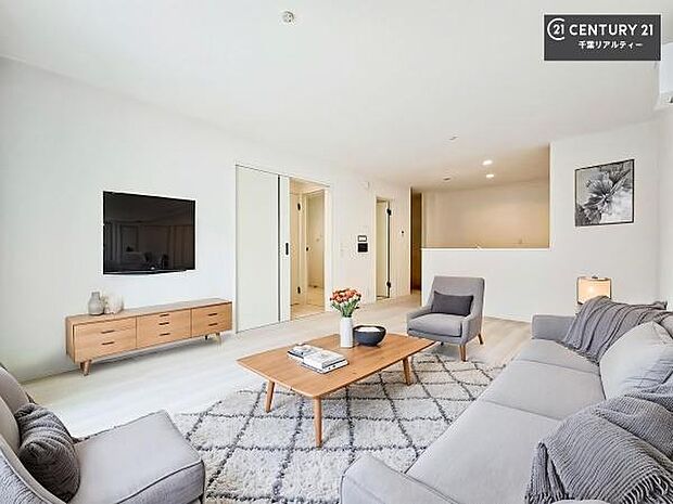 家具はCGパースです。開放感のある広々LDK!ソファーやダイニングテーブルを置いても窮屈にならないので快適に過ごせます!コミュニケーションが取りやすいリビングです!