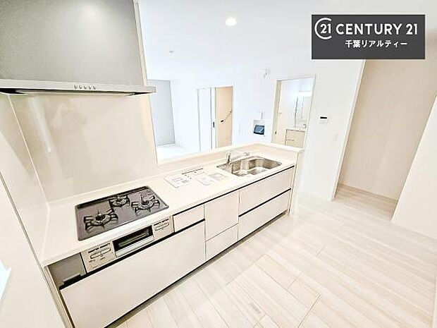 大人気の対面式システムキッチンを採用しています!ご家族のコミュニケーションが自然と増える設計です。お子様にも目が届くので嬉しいですね。収納力もあります!