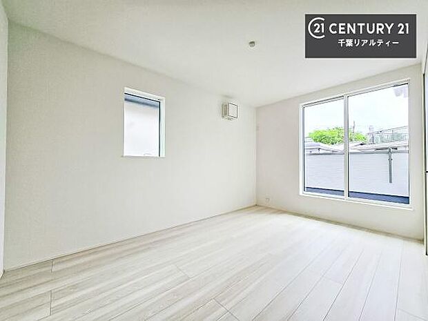 バルコニーに面している和室です。明るく温もりがあり、換気もしっかりできます!朝起きて、外に出て背伸びをしつつ深呼吸をし良い朝を迎え入れることが出来そうですね!