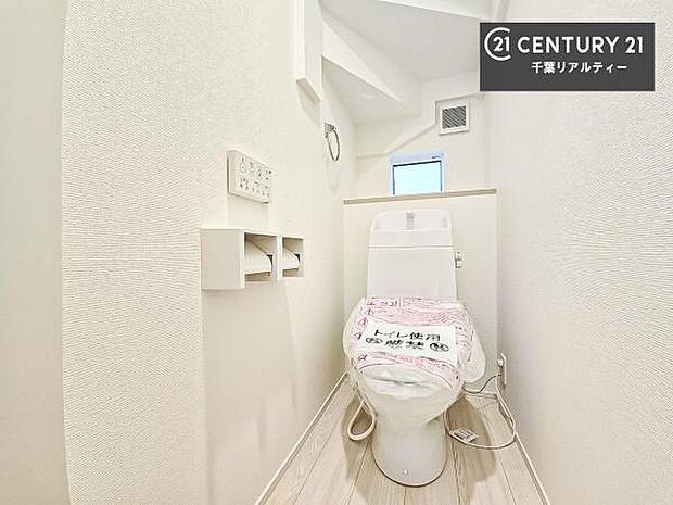 1・2階にトイレがございます!朝の忙しい時間帯も待たずにすみそうですね。白を基調とした清潔感のあるトイレでお手入れがしやすいです!