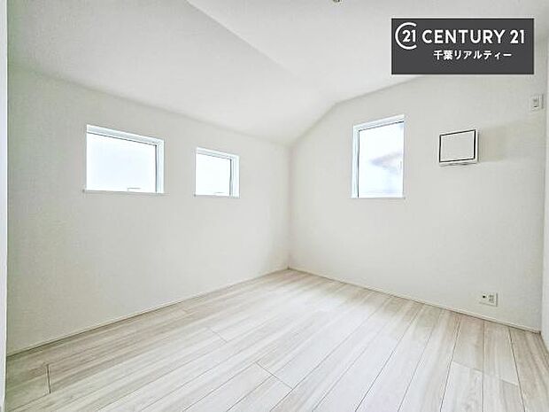 2面採光を確保した明るい室内は、風通しも良く、明るく大変居心地の良い空間となっております。リラックスして過ごせる心地の良いお部屋です!