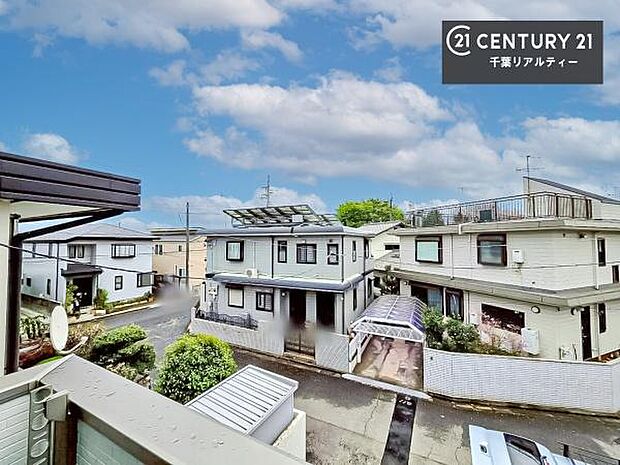 晴れた日には青い空を見渡せる開放的な時間を楽しめます。気持ちの良い風が通り抜ける街並みです!