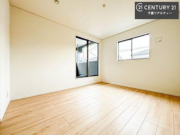 バルコニーに面している洋室です。明るく温もりがあり、換気もしっかりできます!朝起きて、外に出て背伸びをしつつ深呼吸をし良い朝を迎え入れることができます。