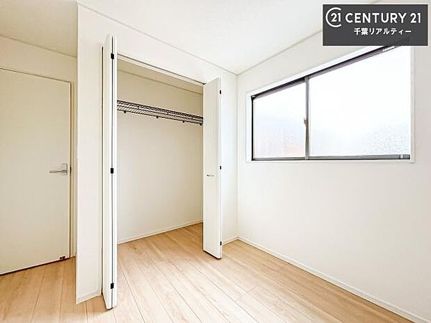 収納スペースがしっかり確保されているため、おもちゃや学用品もサッと片付き、いつでもスッキリ。綺麗な空間が保てます!