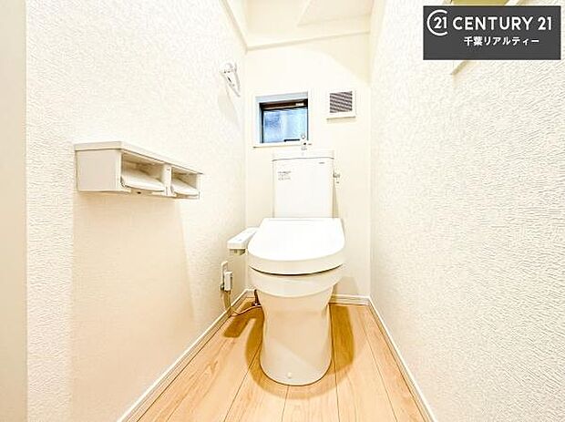 1・2階にトイレがございます!朝の忙しい時間帯も待たずにすみそうですね。白を基調とした清潔感のあるトイレでお手入れがしやすいです!