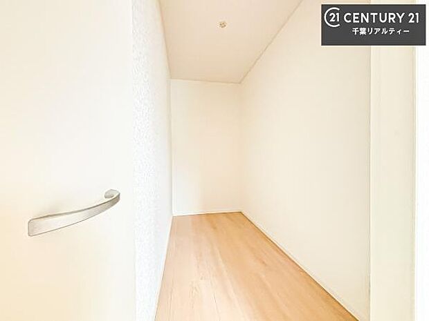 ウォークインクローゼット付きです。たくさんのお洋服などを収納しておけそうですね!他にも扇風機や加湿器など季節物の大きな家電も収納できます。