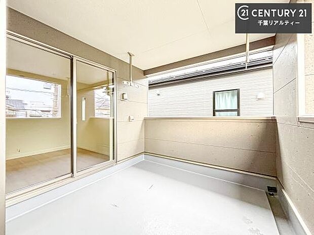 インナーバルコニー!屋根が付いているので、急に雨が降っても濡れにくく安心!強い日差しもカットしてくれるので、お天気の良い日は、お外へ出て深呼吸するのもよさそうです!