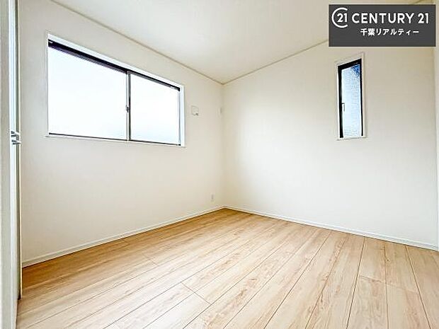 2面採光を確保した明るい室内は、風通しも良く、明るく大変居心地の良い空間となっております。リラックスして過ごせる心地の良いお部屋です!