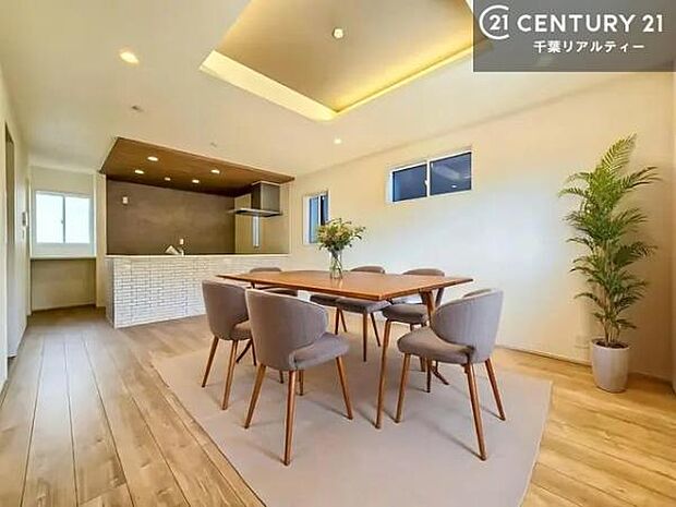 家具はCGパースです。大切な家族が集まるからこそLDKにはこだわりたい。子供たちが元気に笑いながら走り回っている姿を見た時が「広い家にして良かった」と思う瞬間です。