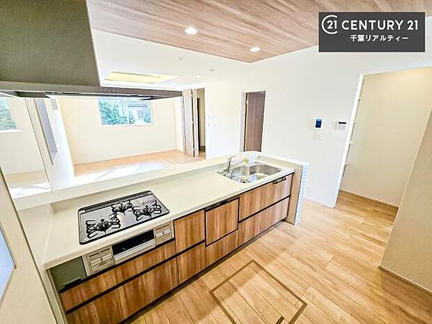 大人気の対面式システムキッチンを採用しています！ご家族のコミュニケーションが自然と増える設計です。お子様にも目が届くので嬉しいですね！広々使えて快適で作業が進みます。