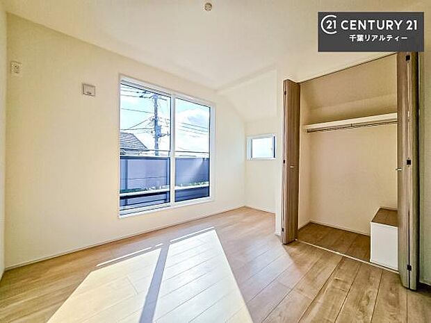 バルコニーへ面した洋室なので天気のいい日はバルコニーへ出てリフレッシュするのもいいですね！充実したプライベートタイムが送れる洋室！陽当たり、風通し良好です。