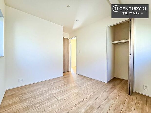 収納スペースがしっかり確保されているため、おもちゃや学用品もサッと片付き、いつでもスッキリ。綺麗な空間が保てます！