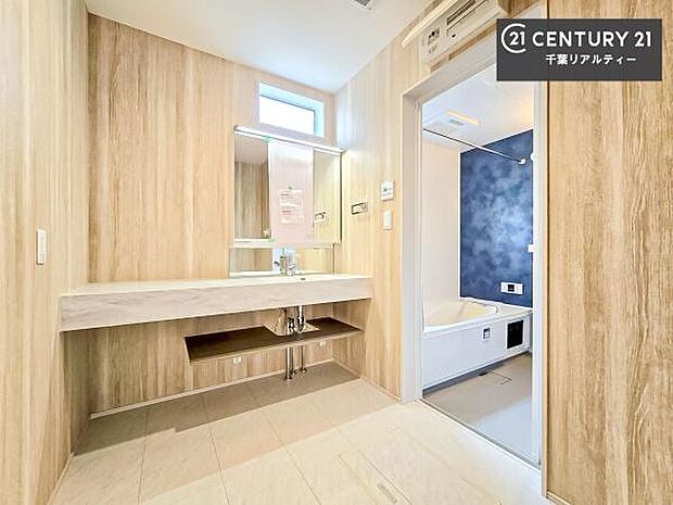 オープンタイプの洗面台は、おしゃれで溝がなくお手入れがしやすい魅力的な洗面台です！毎日の身支度が快適！