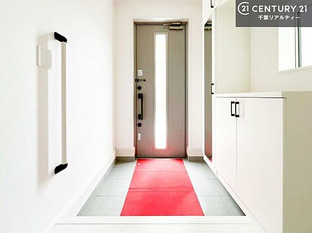 シューズボックス付き。玄関が片付きお掃除がしやすいです！スッキリした玄関で戸を開けた瞬間、清潔感のある心地いい空間が出迎えてくれます。