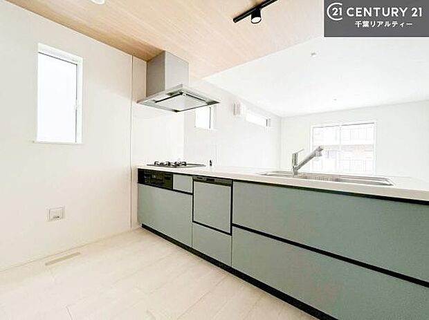 大人気の対面式システムキッチンを採用しています！ご家族のコミュニケーションが自然と増える設計です。お子様にも目が届くので嬉しいですね。収納力もあります！