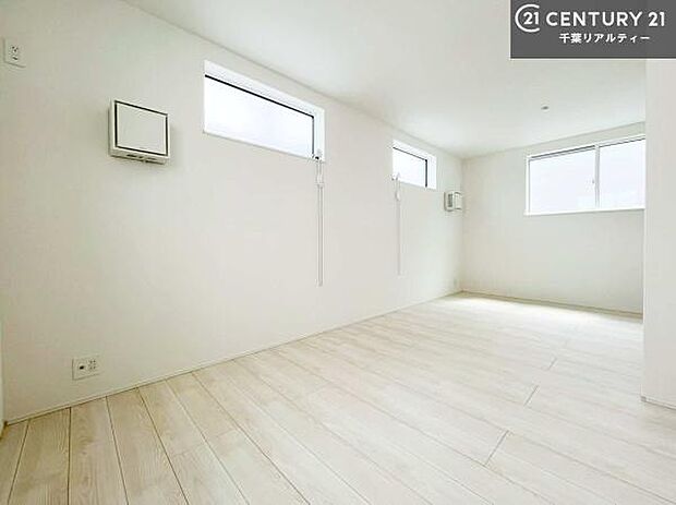 優しい光が差し込む洋室は、朝の目覚めも気持ちが良さそうですね。おうち時間もゆったりと過ごすことができます。優しい色合いのフローリングがどんな家具にもマッチします！