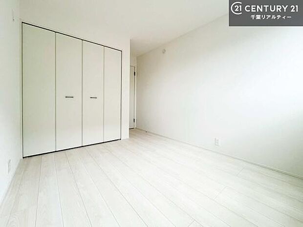 収納スペースがしっかり確保されているため、おもちゃや学用品もサッと片付き、いつでもスッキリ。綺麗な空間が保てます！