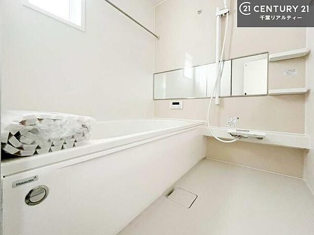 広々バスで一日の疲れをリフレッシュ。足が伸ばせるので、浴槽にもゆったりと浸かれますね！毎日のバスタイムが楽しみになります。