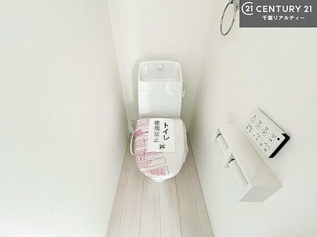 1・2階にトイレがございます！朝の忙しい時間帯も待たずにすみそうですね。白を基調とした清潔感のあるトイレでお手入れがしやすいです！