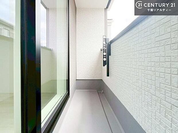 陽当たりの良いバルコニーで、お洗濯物もよく乾きそうですね！お天気の良い日にはバルコニーへ出てリフレッシュするのも気持ちよさそうです。