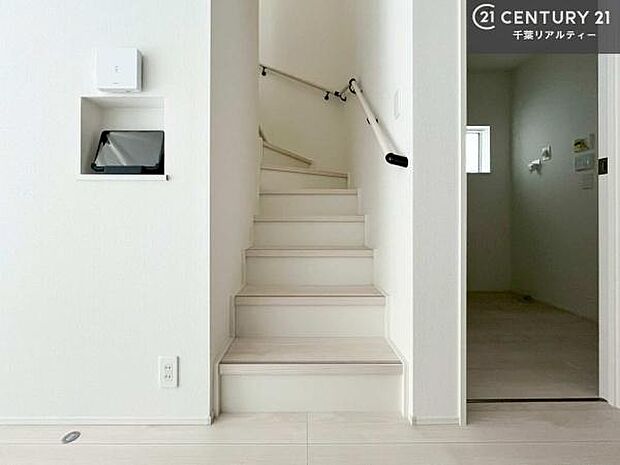 階段は明るく手摺りもついています！お子様やご年配の方も安心してご利用頂けますね！