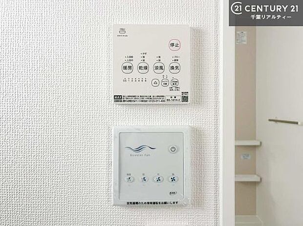 浴室乾燥や暖房が付いている魅力的な仕様です！冬場はヒートショックの予防にも使えます。雨の日でもお洗濯物が乾かせるので、洗濯物をため込みにくい！