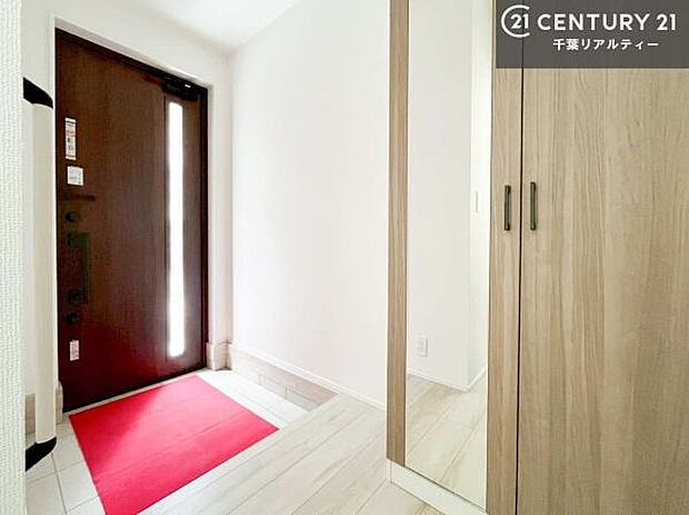 玄関には姿見付きのシューズボックスを設置。靴をしっかり収納できるのはもちろん、外出前に全身を確認できる便利な仕様です。