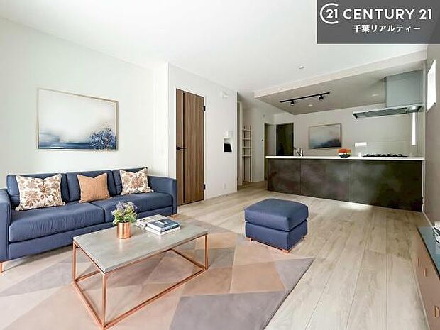 家具はCGパースです。開放感のある広々LDK！ソファーやダイニングテーブルを置いても窮屈にならないので快適に過ごせます！コミュニケーションが取りやすいリビングです！