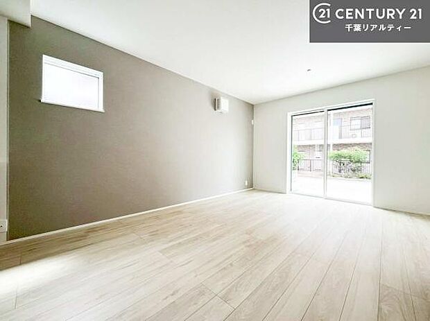 大きな窓からたっぷりの陽ざしが入る明るいリビング。開放感のあるリビングで家族団らんのくつろぎの時間を過ごせます！