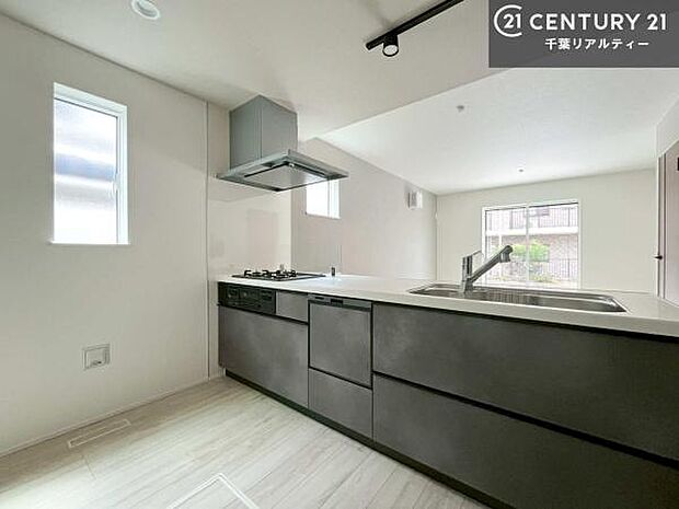 大人気の対面式システムキッチンを採用しています！ご家族のコミュニケーションが自然と増える設計です。お子様にも目が届くので嬉しいですね。収納力もあります！