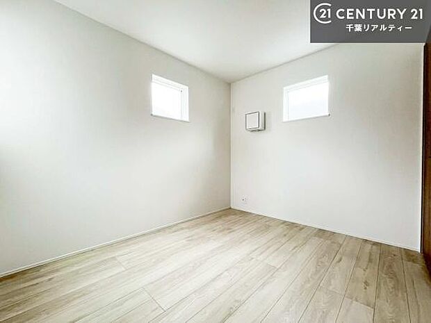 掃き出し窓がないお部屋は、お子様のお部屋としても安心です！収納スペースも充実しているので散らかったお部屋をサッと片付けられます！