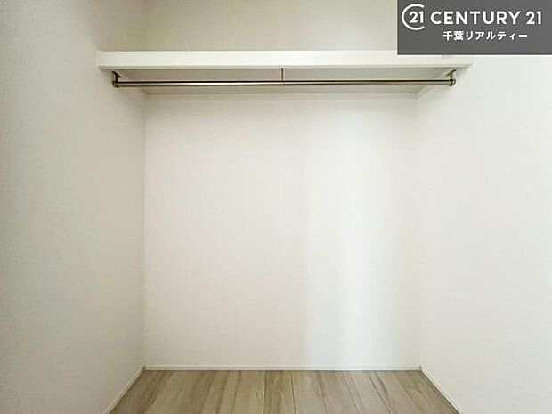 ウォークインクローゼット付きです。たくさんのお洋服などを収納しておけそうですね！他にも扇風機や加湿器など季節物の大きな家電も収納できます。