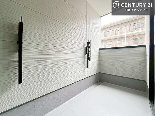 ルーフバルコニー！屋根が付いているので、急に雨が降っても濡れにくく安心！強い日差しもカットしてくれるので、お天気の良い日は、お外へ出て深呼吸するのもよさそうです！