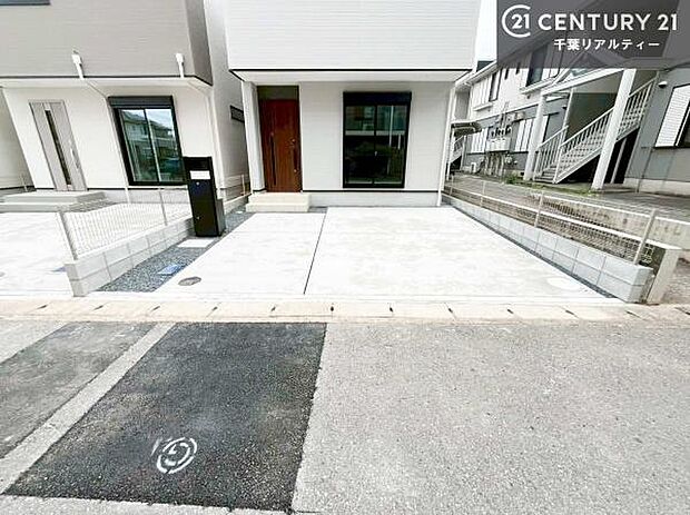 駐車スペースは2台分あります！セカンドカーはもちろん、バイクや自転車なども置き場所に困りません。