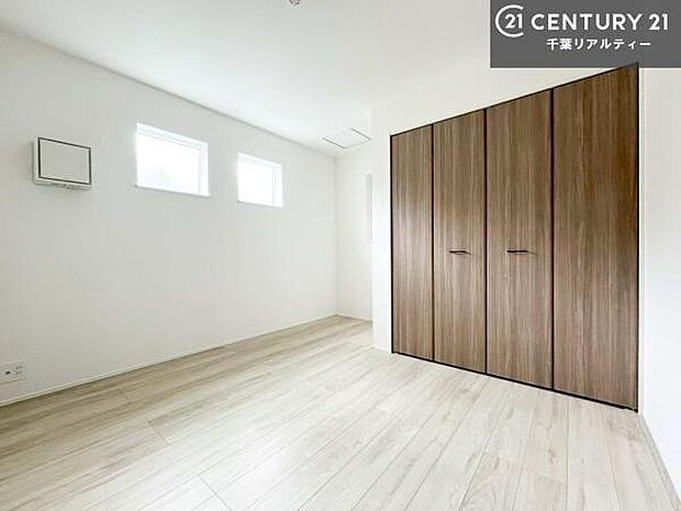 洋室は子供部屋や寝室、色々と用途多彩に利用できますね。収納力もたっぷりなので、広々気持ちよく過ごすことができます。