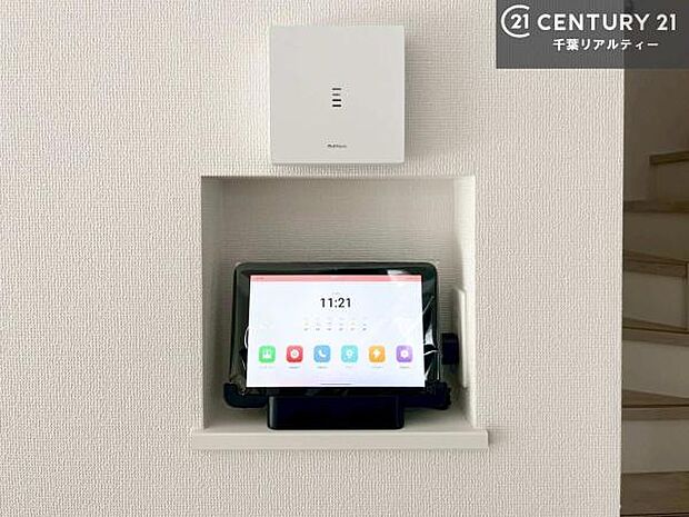 TVモニター付インターフォンを完備。来訪者の顔を確認してから対応できるため、防犯面にも配慮された安心の設備です。