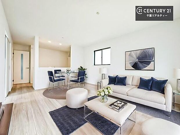 家具はCGパースです。開放感のある広々LDK!ソファーやダイニングテーブルを置いても窮屈にならないので快適に過ごせます!コミュニケーションが取りやすいリビングです!