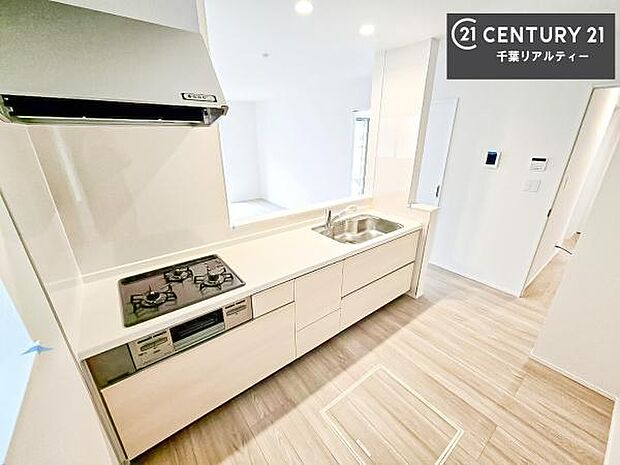 大人気の対面式システムキッチンを採用しています!ご家族のコミュニケーションが自然と増える設計です。お子様にも目が届くので嬉しいですね。収納力もあります!